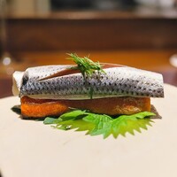 アカ - コハダとトマトパン、大葉。