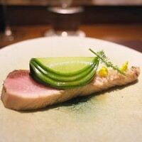 アカ - ブリをシェリービネガーでマリネ。青芯大根との取り合わせが美しい。