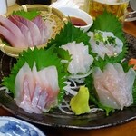 Izakaya Akasatana - 刺し盛も新鮮でうまい！