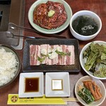 焼肉家東貴 - ランチタイム 焼肉定食 Ｂ （豚バラ，ハラミ，タン焼）　１９００円　(2024/01)