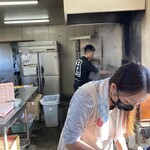 西端手打 上戸うどん - 大将が麺あげてます