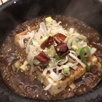 230609422 - グツグツ煮立った麻婆豆腐は絹ごし豆腐がまるまる一丁切らずに入っています。