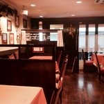 ビストロアンリ - 店内は落ち着いたテーブル席をご用意しております。