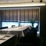 カセント - コンクリートの洞窟みたいな店内