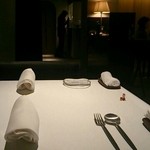 カセント - お昼なのに写真は夜みたい。12月なので小さいサンタさんがいます。