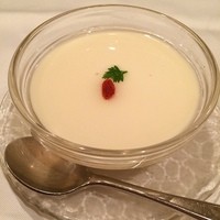 南国酒家 原宿本店 - マンゴーソース入り杏仁豆腐
                
