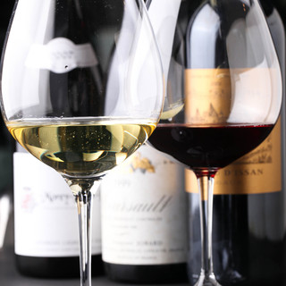 오너가 셀렉트하는 약 400종류의 풍부한 와인을 제공