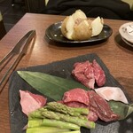 松戸ジンギスカン倶楽部 道 - 食べ比べ3種盛り　アスパラ2本