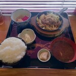 終着北濃駅 - 料理写真:●3種鉄板焼定食　1,000円

を注文してみた

■支払いは現金のほか、ペイペイも使用できる

支払い後に番号札を貰い、料理ができたら番号を呼ばれ
取りに行くシステムとなる