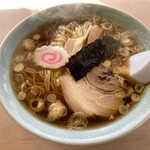伊勢屋本店 - 一口すすると基本のスープにまず唸る。そして口の中にどっと押し寄せるラーメンスープの味。まるで昔懐かしの中華そばだ。