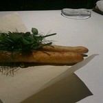 カセント - まずグリッシーニ。  ハーブで香り付け。紙にちょっとびっくり