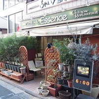 南青山エッセンス - ぱっと見、凄い天井が低そうな外観