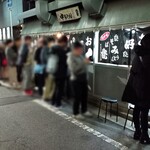 Hiroshima marukajiri nakachan - 店の外観　１８時前頃の行列