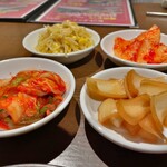 オモニ別邸 松山カルビ - なんか、前は、サムギョプサルに無料で付いてきたらしいんだけど、値上げの影響で、「おとおし」扱いになっているらしい。