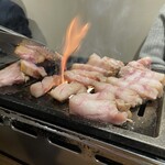 Omoni Bettei Matsuyama Karubi - 火焰效果非常好，