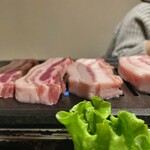 Omoni Bettei Matsuyama Karubi - 店員會為您上菜並幫您烤肉。