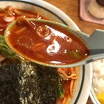 ラーメン小太郎 - 何故か赤い牛骨スープ