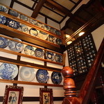 純系名古屋コーチン 鳥長 - 店内壁一面の骨董品ギャラリー