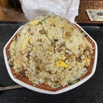 こく一番 ラーメン みどりや - こちらが名物のチャーシューいっぱいのチャーハン。ラーメンがコクがある分、塩味控えめであっさり目のチャーハンです。ラーメンとチャーハンを完食する人がいるのもうなづけます。