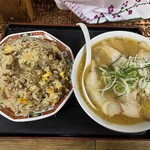 こく一番 ラーメン みどりや - 本日のラインナップ。がっつりのチャーシュー麺と大盛りチャーハンです。素晴らしいの一言です。