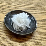 Kabuto - お通し：大根を塩もみしたもの