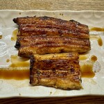 かぶと - 蒲焼き：岡山天然（上）と養殖（下）の食べ比べ