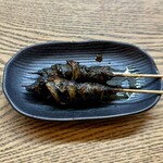 かぶと - ヒレ焼き：しっぽ、はらびれ、せびれ。ヒレは動かす部位なので当然美味しい。他店では捨てられるのですが、こんなに美味しいのに捨てるのはもったいないです。贅沢に２本いただきました。