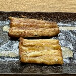 かぶと - 白焼：宍道湖天然（上）と養殖（下）の食べ比べ