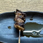 かぶと - 塩の頭：これも頭ですが、関西風。えり焼きと同じ頭で骨っぽいですが、バリバリ食べられて塩味がたまりません。