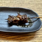 かぶと - えり焼き：頭を関東風に蒸して塩焼きしたもの。骨っぽいです。ここから段々と美味しい部位へとギアアップしていくのです。