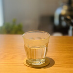 Kare No Akimbo - ・松尾さん茶葉の白茶（お冷の代わり）