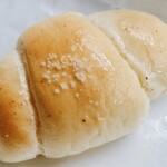 Bread beat - 塩パン 130円+税（税込140円）