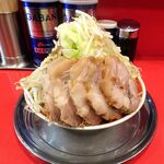 ラーメン タロー 五反田の陣 - 小ラーメン豚入り1,100円（野菜マシマシ、あげ辛、削り節）