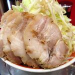 ラーメン タロー 五反田の陣 - 小ラーメン豚入り1,100円（野菜マシマシ、あげ辛、削り節）