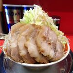 ラーメン タロー 五反田の陣 - 小ラーメン豚入り1,100円（野菜マシマシ、あげ辛、削り節）