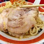 ラーメン タロー 五反田の陣 - 小ラーメン豚入り1,100円（野菜マシマシ、あげ辛、削り節）