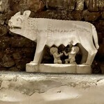 Osteria Romana di Simmi - 狼の乳を飲んでいるRomolo e Remoの彫像が地下に鎮座しています　雰囲気怪しいｗ