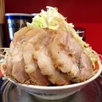 ラーメン タロー 五反田の陣 - 小ラーメン豚入り1,100円（野菜マシマシ、あげ辛、削り節）