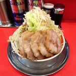 ラーメン タロー 五反田の陣 - 小ラーメン豚入り1,100円（野菜マシマシ、あげ辛、削り節）