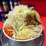 ラーメン タロー 五反田の陣 - 小ラーメン豚入り1,100円（野菜マシマシ、あげ辛、削り節）