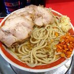 ラーメン タロー 五反田の陣 - 小ラーメン豚入り1,100円（野菜マシマシ、あげ辛、削り節）