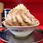 ラーメン タロー 五反田の陣 - 小ラーメン豚入り1,100円（野菜マシマシ、あげ辛、削り節）