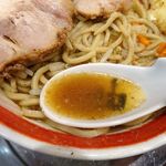 ラーメン タロー 五反田の陣 - 小ラーメン豚入り1,100円（野菜マシマシ、あげ辛、削り節）