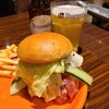 New York New York - ①N.Y.Cベーコンチーズバーガーとヒューガルデンホワイトをお願いしお会計は2,310円也
                牛肉パティの存在感はそこそこ、チーズのコクとベーコンの旨みとトマトの酸味、レタスのシャキ感、万人向けの味わい