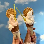 Yokohama SORAiRO gelato - 【絶品ジェラート】
サイズ；ピッコロ（Sサイズ、コーン）
フレーバー：ハニーゴルゴンゾーラ(左右の下段)、紅玉りんご（左上）、ミルク(右上)