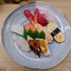 Sakae Sushi - 令和6年1月
                営業時間(17:00〜23:00)
                にぎり1人前 税込1300円