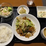 チャイニーズコタン華鈴花 - 本日のランチセットのラインナップ。追加のデザートは食後にサーブされます。