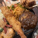 わ楽 - から揚げの下　クマ海老フライ、ハンバーグ