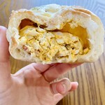 オブジェ - 中にはタマゴサラダ、タマネギ、ベーコンがたっぷりと詰まってました！(*/ω＼*)♡ こ、これおいしすぎるリピ確定(愛)