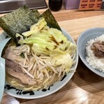 ra-membiggu - 朝ラー 豚骨醤油並 800円　
                        キャベツもやしトッピング100円 
                        肉こしょうごはん半分 無料